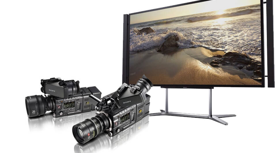 图像显示两个专业摄像机和UHDTV